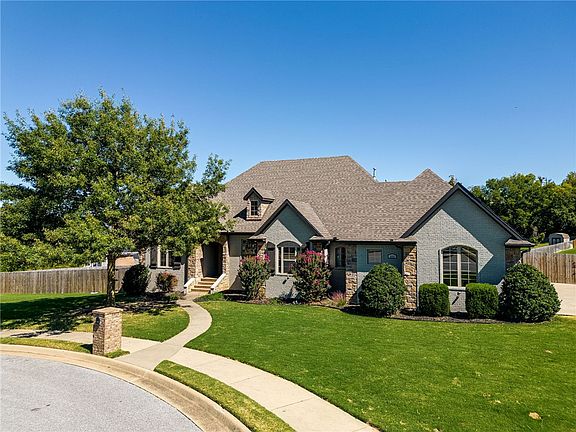 3rd image of 602 S Gleneagle Ct