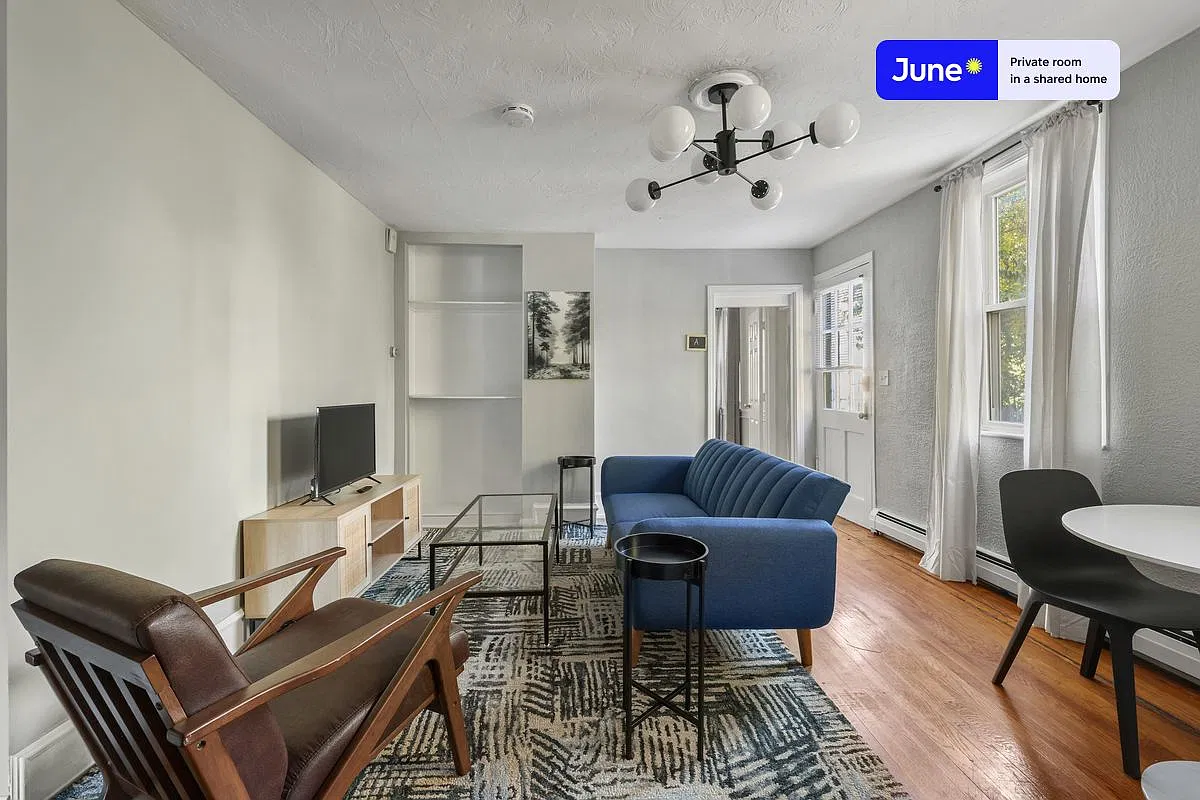 Queen bedroom in 2 bed/1 bath home in Newton Corner #775 A — Photo 3