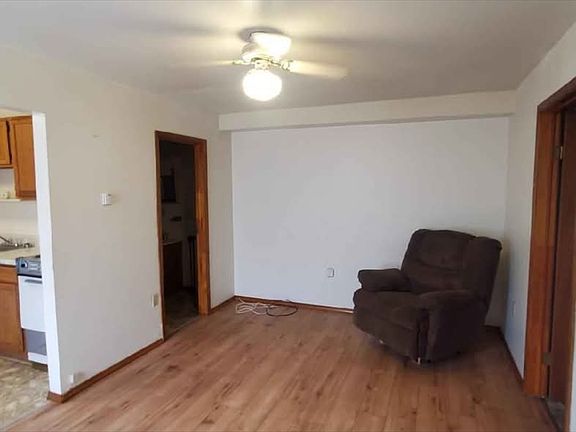 5th image of 137 W Main St