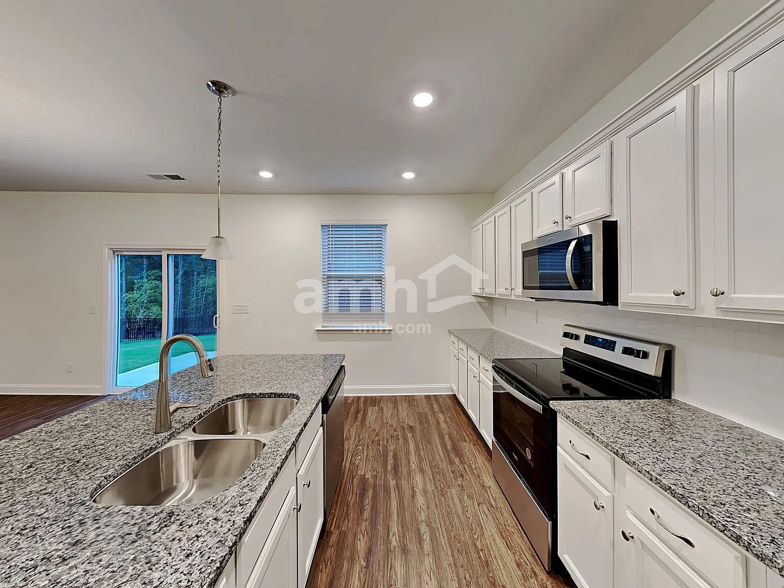 5 bed, 3.0 bath, 2407 sqft, $2,950 — Photo 4
