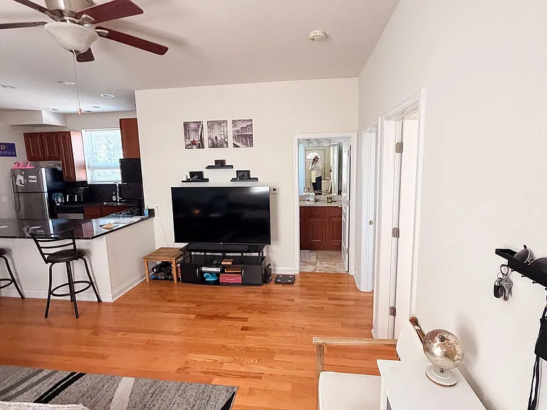 718-20 W Buckingham Pl — Photo 8