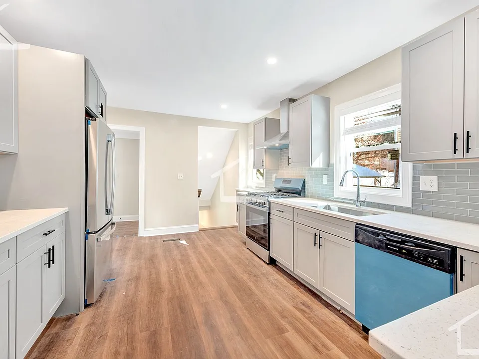7 Dickson St #2