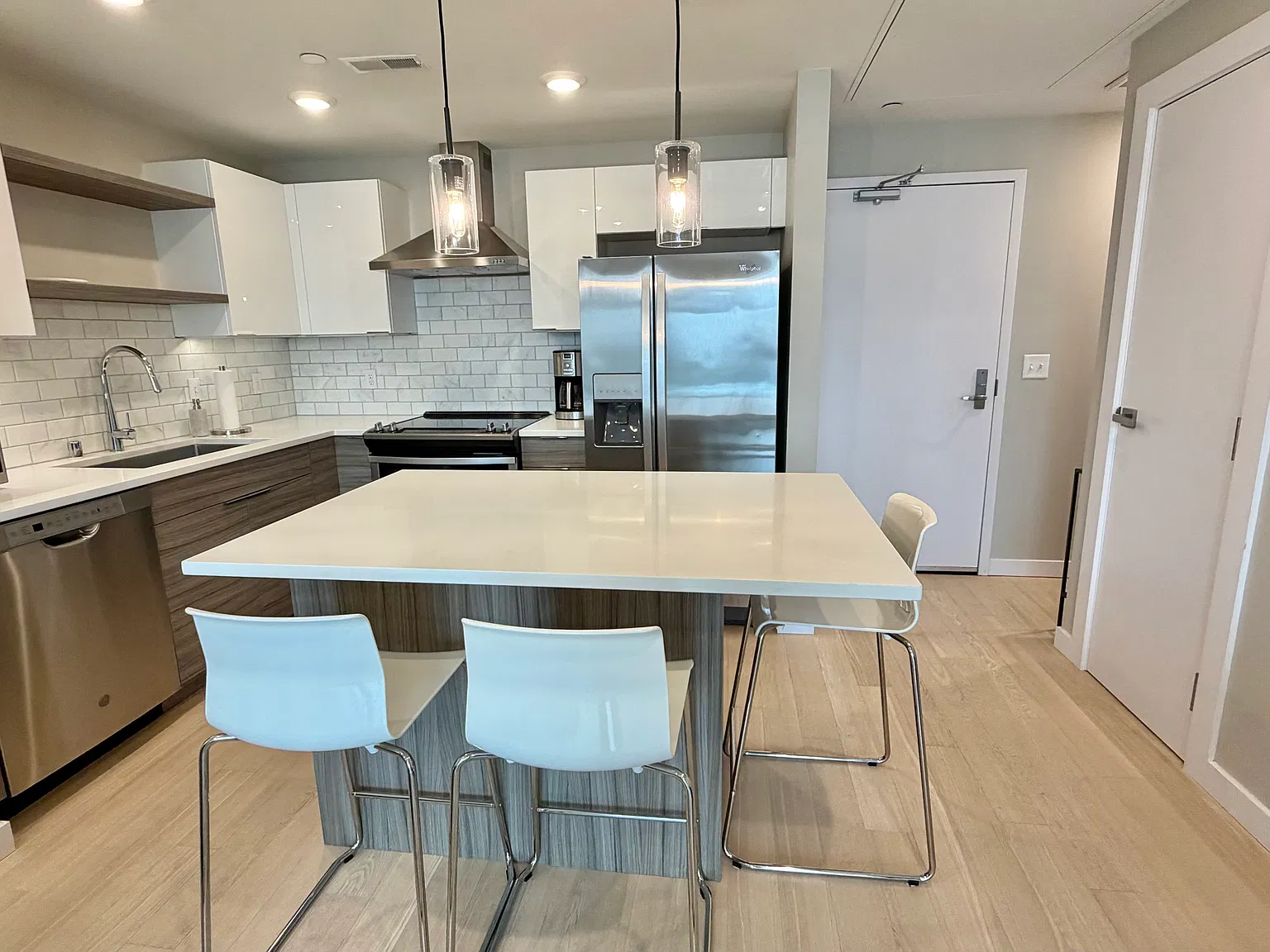 1 bed, 1.5 bath, 648 sqft, $2,200 — Photo 3