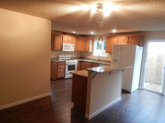 3rd image of 3728 SE Buckingham Dr