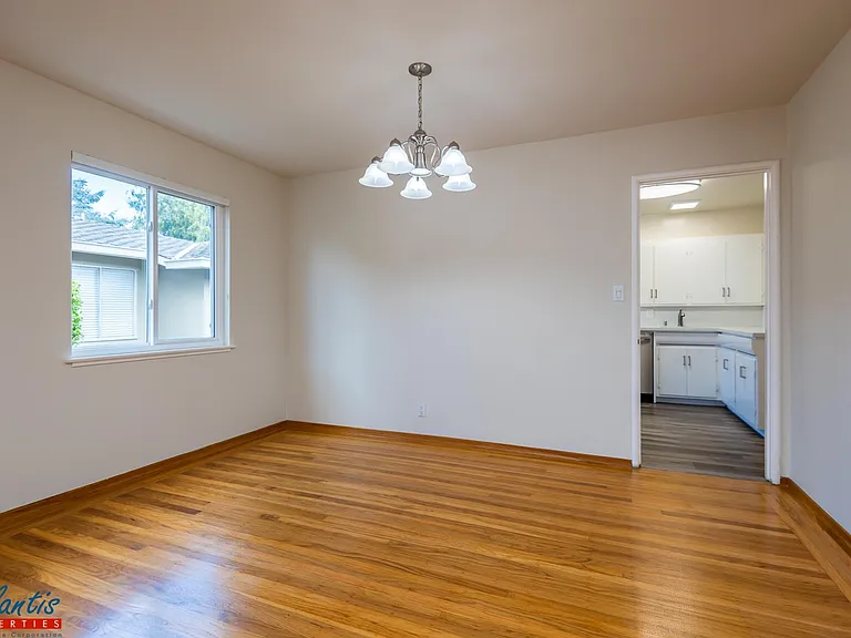 807 Mulberry Ln — Photo 4