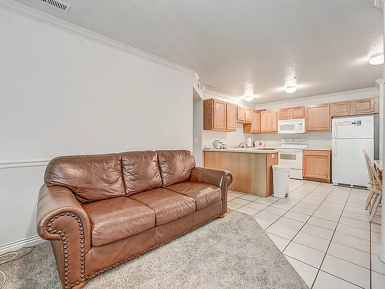 591 N University Ave #113 — Photo 2