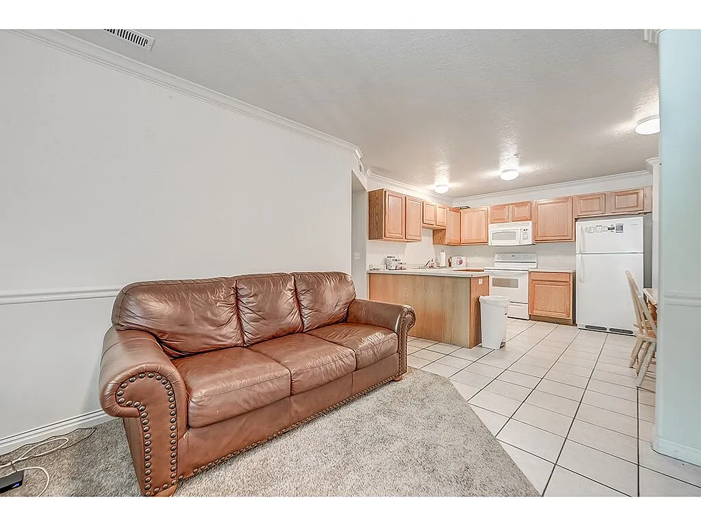 Building Photo - 591 N University Ave #113
