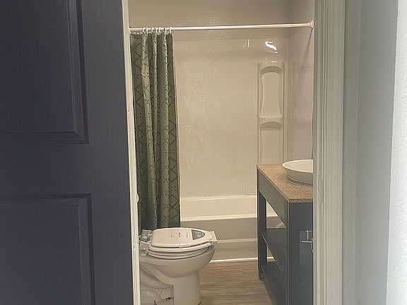 Main Bathroom 