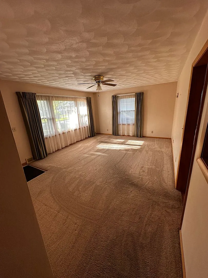 Quality 2 Bedroom 1 Bathroom Home with Garage — Photo 2