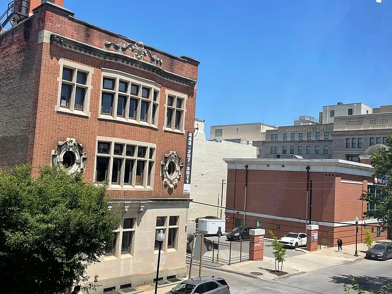 9 W Chase St — Photo 34
