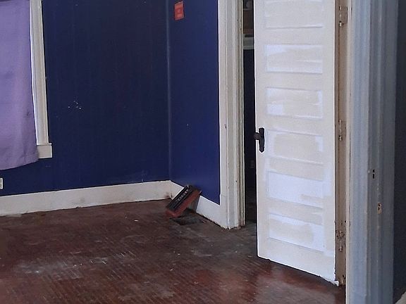 3rd image of 637 W Packard St