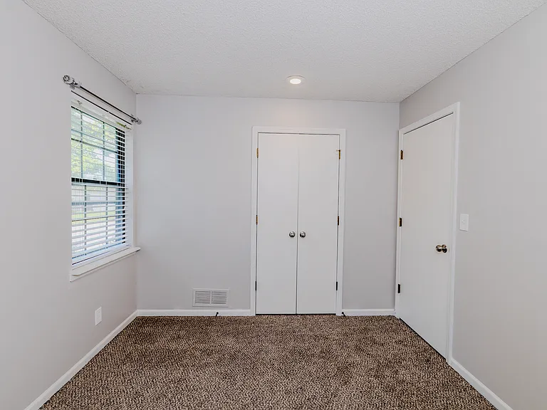 6811 W 149th Ter — Photo 13