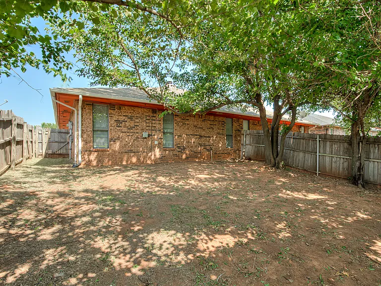9027 N Rockwell Dr — Photo 32