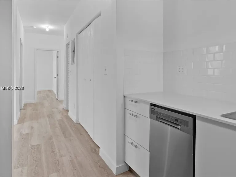 1561 Jefferson Ave #6 — Photo 5