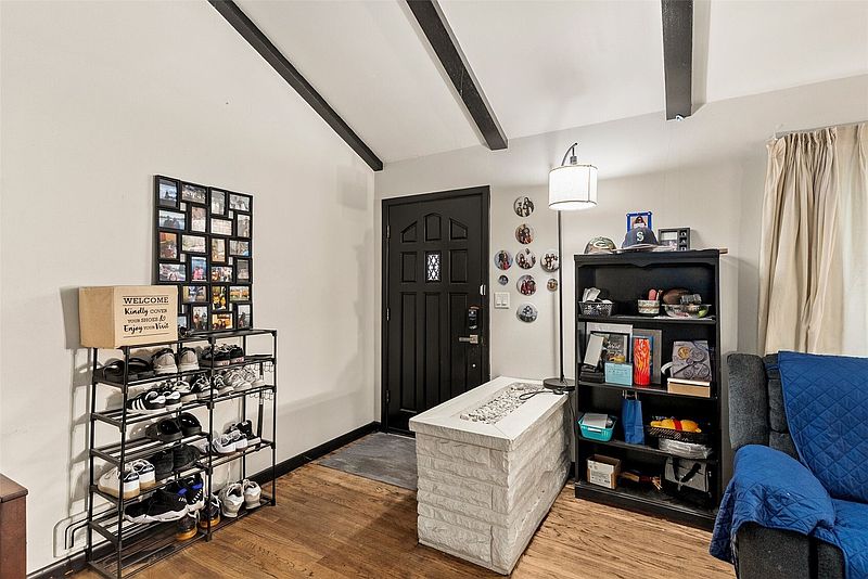 5th image of 402 Pike Street NE