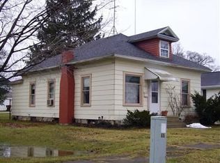 605 Magnolia St, Three Oaks, MI 49128