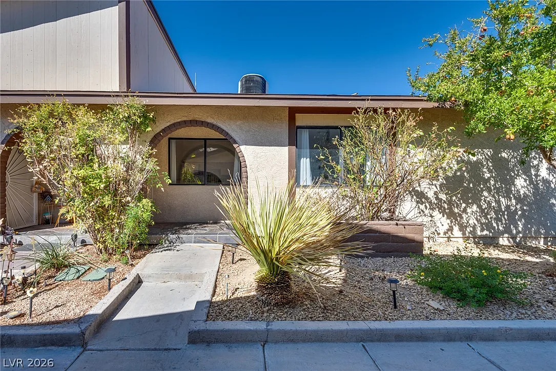 2 bed, 1.0 bath, 844 sqft, $1,990 — Photo 1