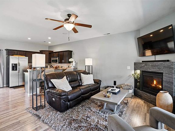 3rd image of 412 Cambria Dr