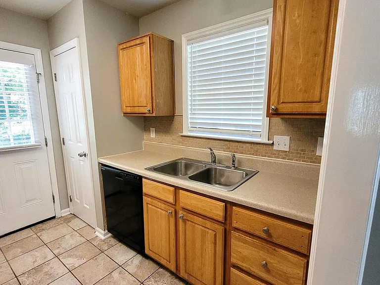 539 N Taylor St — Photo 8