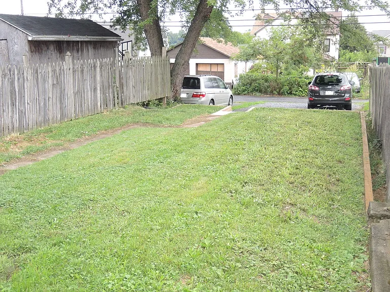 1107 W Lincoln St — Photo 16