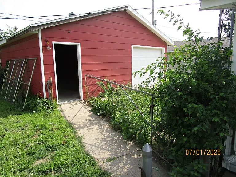 2108 W 10th St — Photo 3