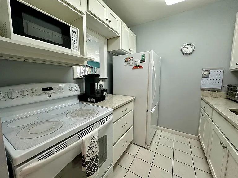1001 NE 8th Ave #102 — Photo 9