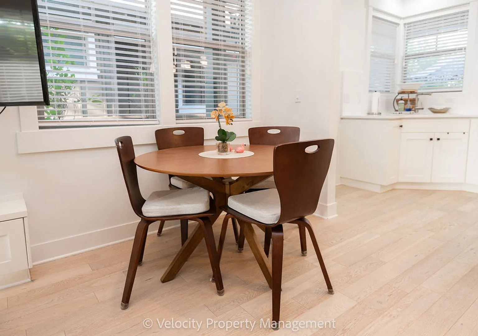 Beautiful NW Crossing Townhome with Main-Level Primary Suite! — Photo 4