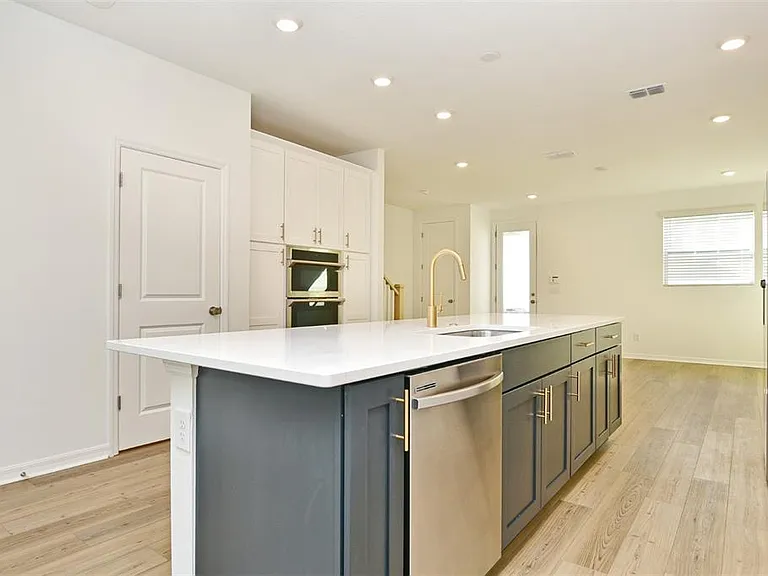 2948 Voyager Ave — Photo 4