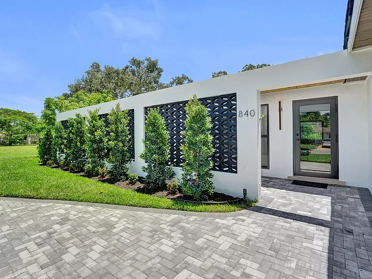 840 SW 3rd St — Photo 5
