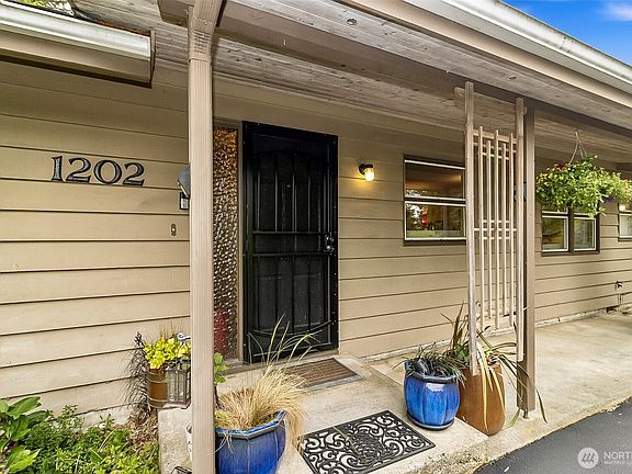 4th image of 1202 Pine Avenue