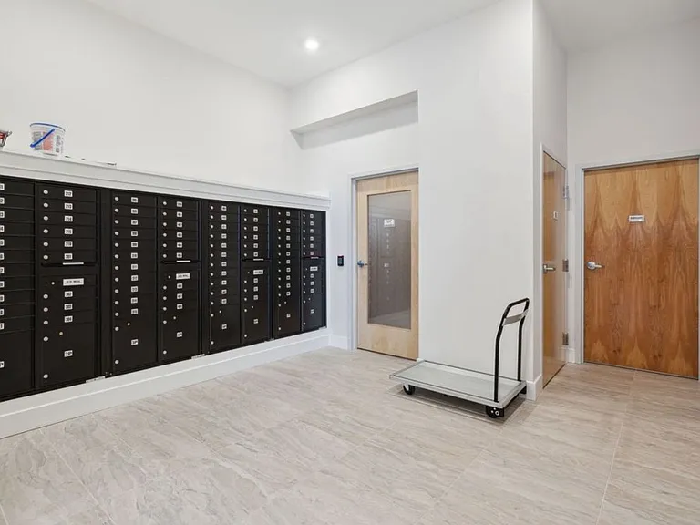 722 W Thompson St #207 — Photo 24