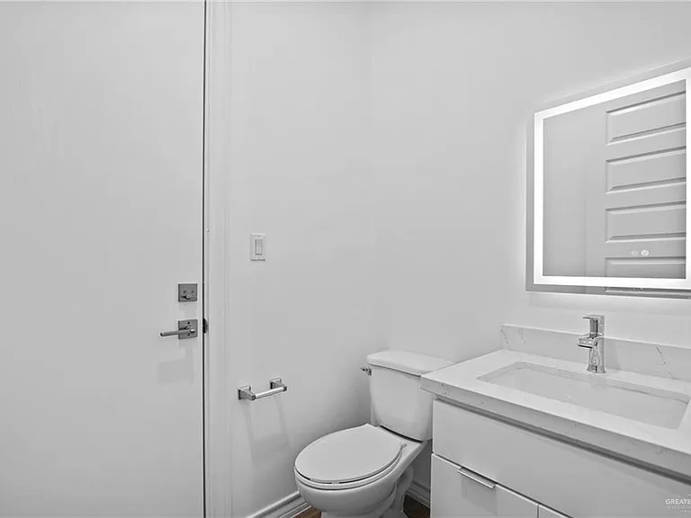 2716 E Conroe Rd — Photo 23