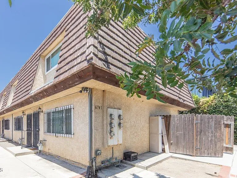 6741 Nagle Ave — Photo 9