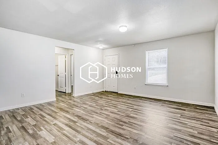 3 bed, 2.0 bath, 1090 sqft, $1,449 — Photo 3