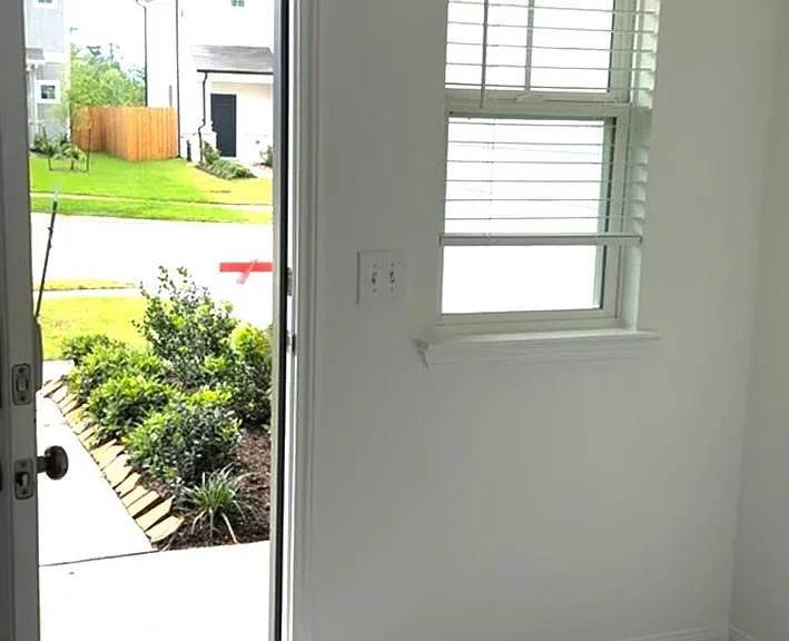 26073 Hampshire Dr — Photo 2