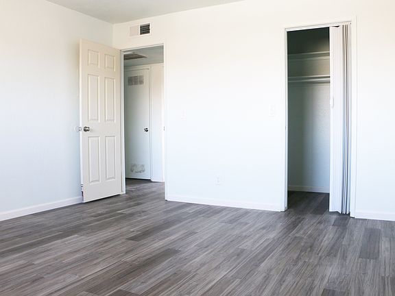 Mster bedrm w/walkin closet