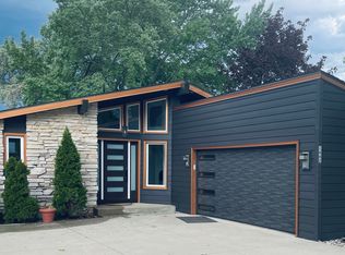 1662 Lakeshore Dr, Menasha, WI 54952