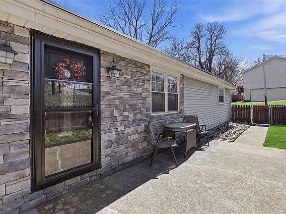 3rd image of 181 Foxwood Rd