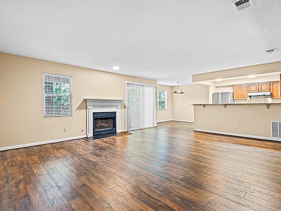 4th image of 98 Hampshire Ct