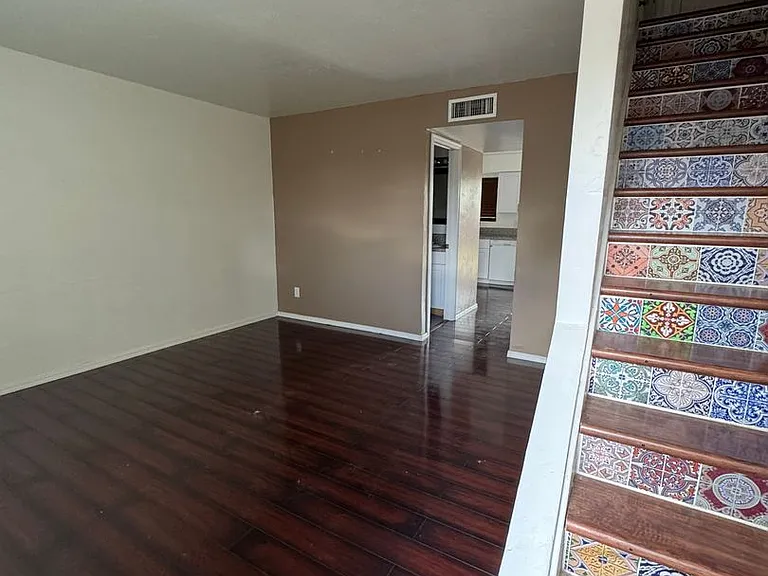 2813 N Mountain Ave — Photo 2