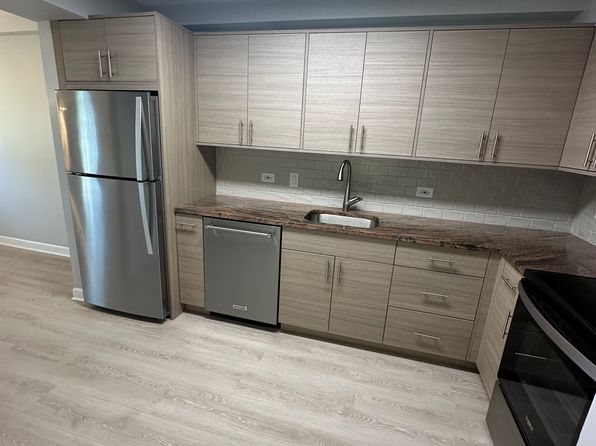 1 Villa Verde Dr, Buffalo Grove, IL