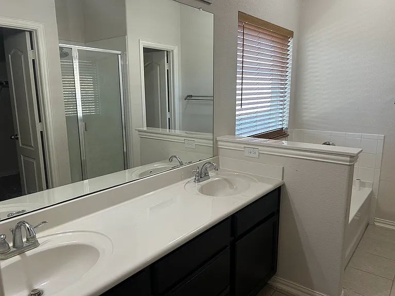 401 Carol Dr — Photo 5