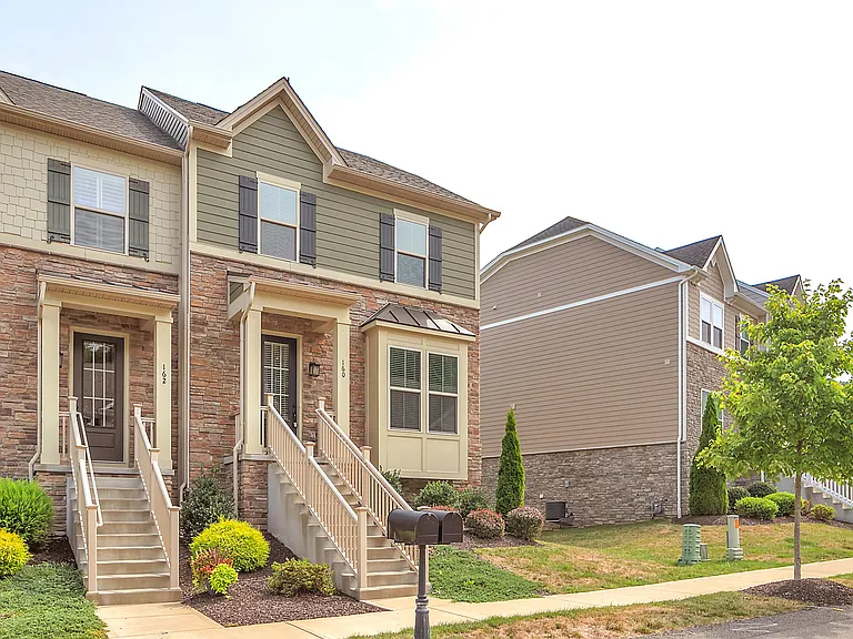160 Seneca Pl — Photo 2