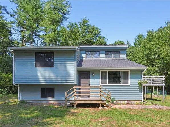 35 Dawn Ln, Wood River Junction, RI 02894