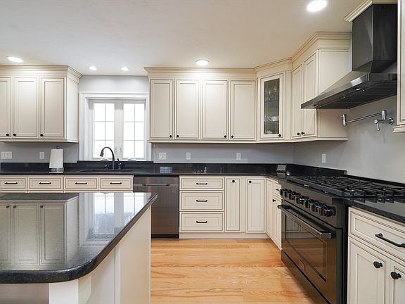 5th image of 162 Fiskdale Rd