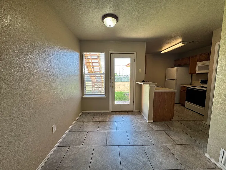 5702 Greengate Dr — Photo 24