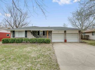 905 E 32nd Ter, Hutchinson, KS 67502