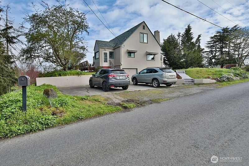 3rd image of 1430 W Hendrickson Road