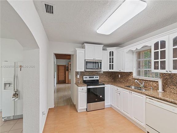 3rd image of 210 E 61st St