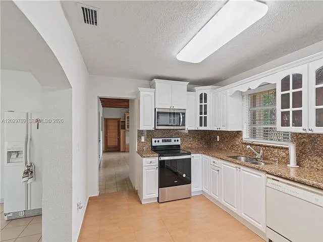 210 E 61st St — Photo 3